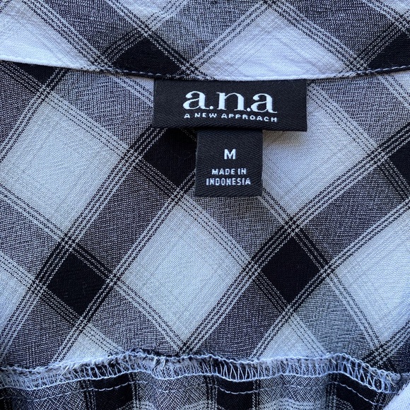 Black and White Knotted Front Plaid Blouse - Picture 6 of 6